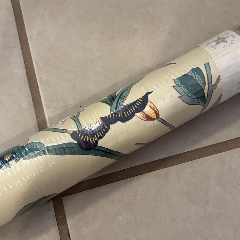 Vintage 80s Floral Vinyl pre pasted Peelable Wallpaper Lily mauve cream green
